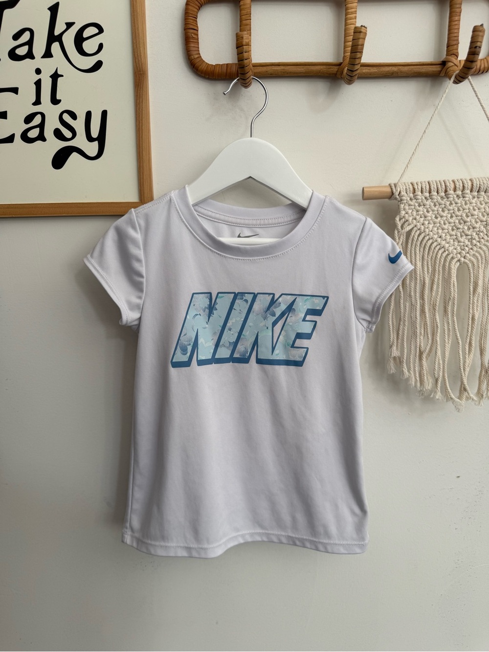 Nike - 5-6y dri fit - floral spell-out